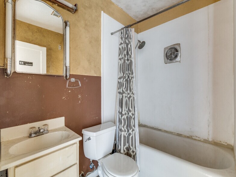 More Photos Of 5832 Live Oak St, Dallas Freestanding For Sale