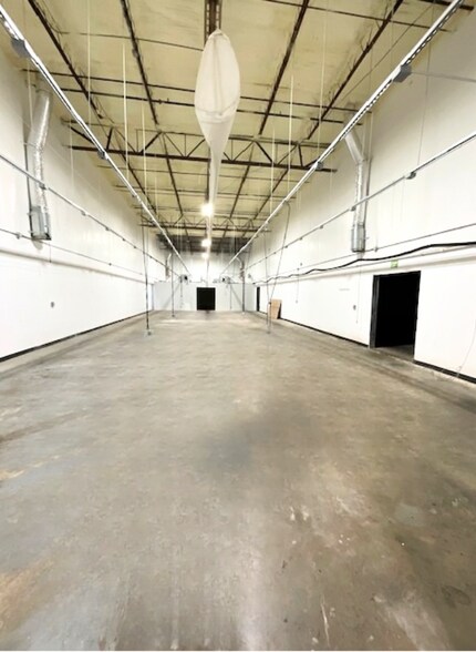 More Photos Of 4400-4412 SW 25th St, Oklahoma City Distribution For Lease