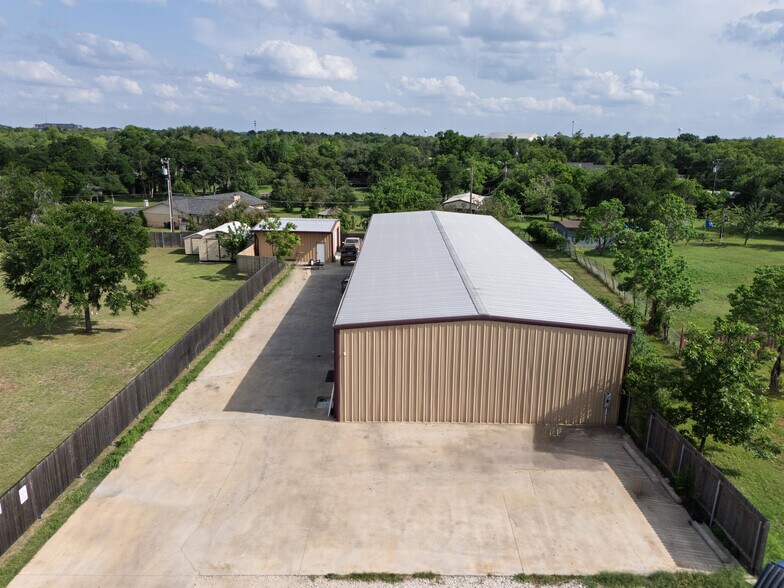 More Photos Of 1612 Shenandoah Dr, Cedar Park Warehouse For Sale