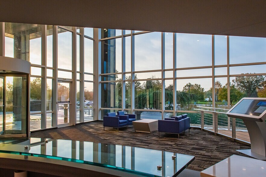 More Photos Of 100 Motor Pkwy, Hauppauge Office For Lease