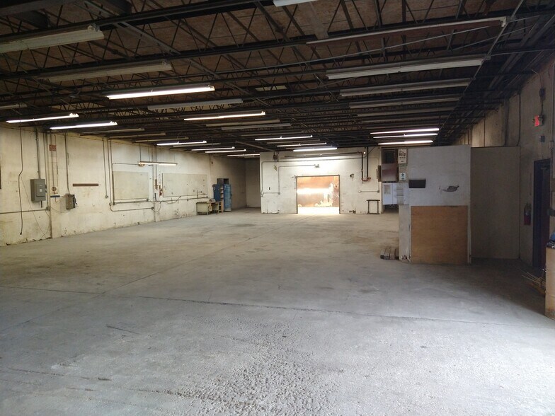 More Photos Of 4451 8th Ave S, Saint Petersburg Manufacturing For Lease