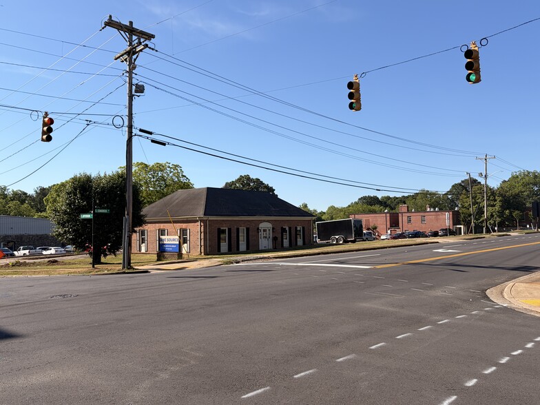 More Photos Of 107 Congress St S, York Office For Sale
