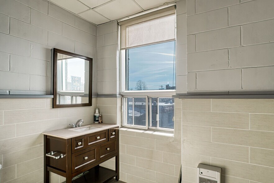 More Photos Of 750-760 Boul Crémazie O, Montréal Office For Sale