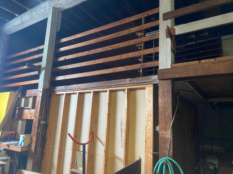 More Photos Of 4918 Napier St, Port Alberni Flex For Sale