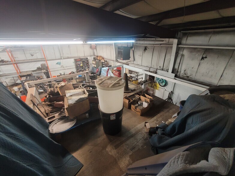 More Photos Of 9947 Express Dr, Highland Warehouse For Lease