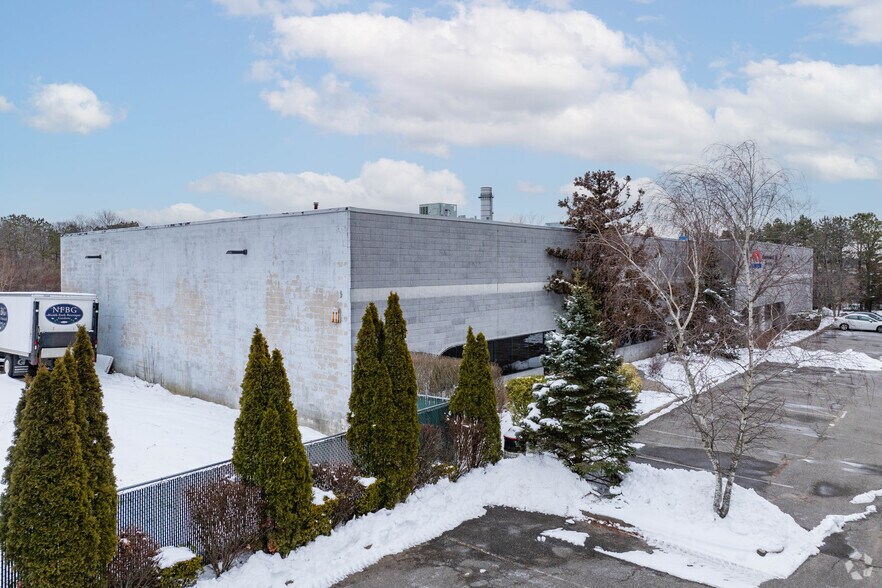 More Photos Of 17 Old Dock Rd, Yaphank Manufacturing For Lease