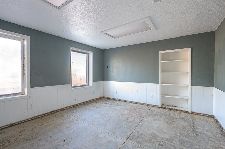 More Photos Of 116 W Woodard St, Denison Flex For Sale