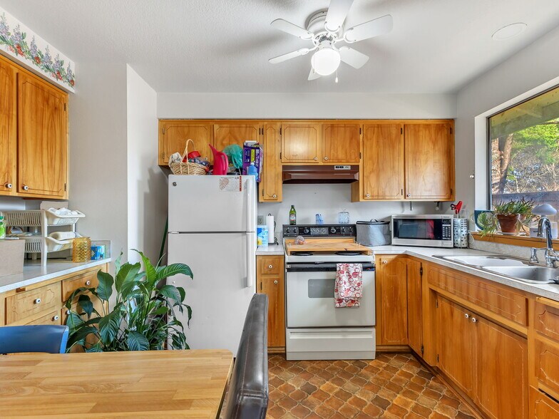 More Photos Of 1010 3rd Ave, Seaside Office For Sale