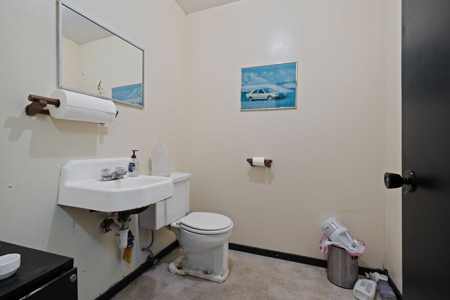 More Photos Of 18781 N Highway 1, Fort Bragg Flex For Sale