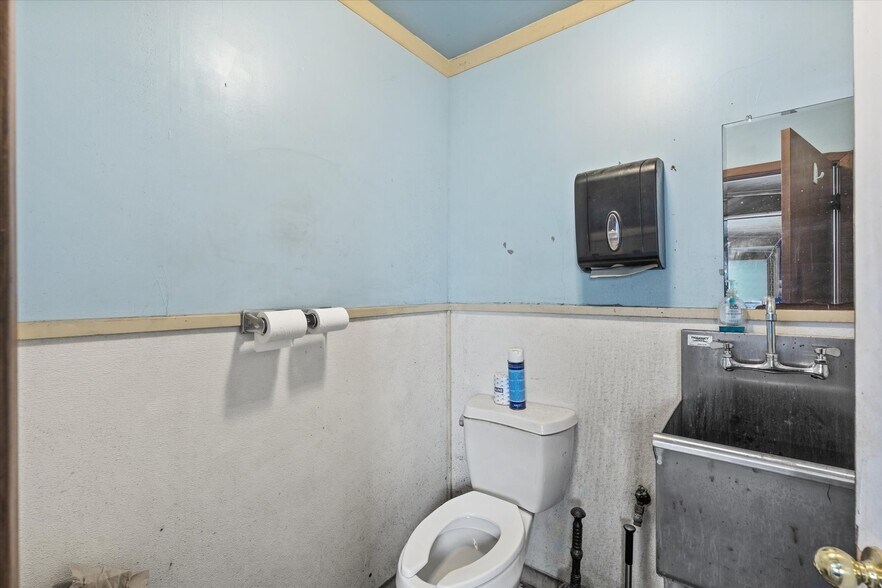 More Photos Of 2305 N Main St, Cleburne Flex For Sale