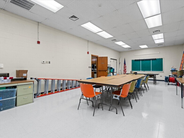 More Photos Of 126 S Maple St, Nowata Office For Sale