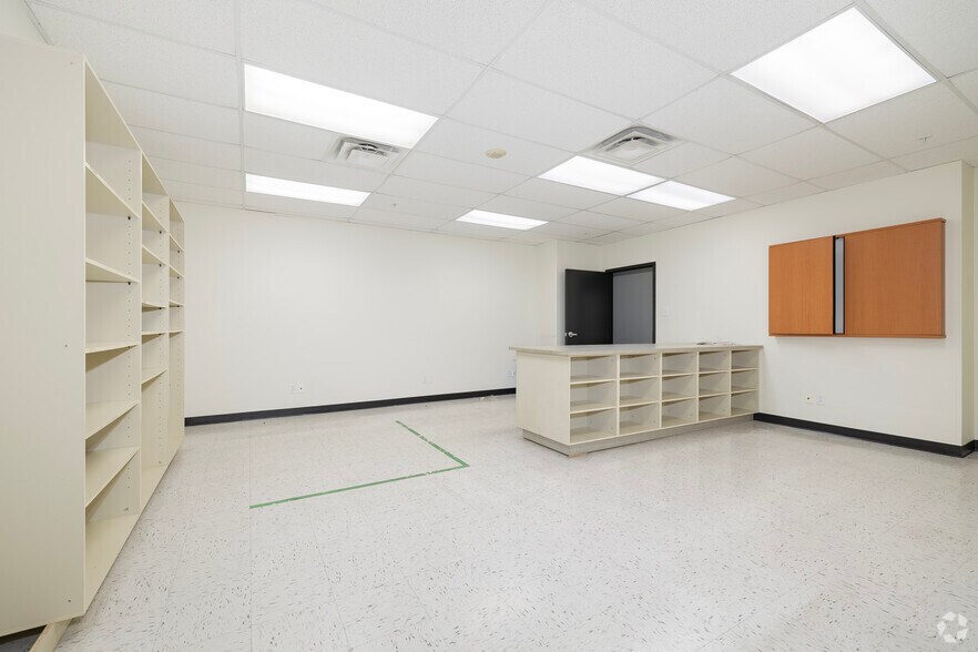 More Photos Of 255 Boul Crémazie E, Montréal Office For Lease