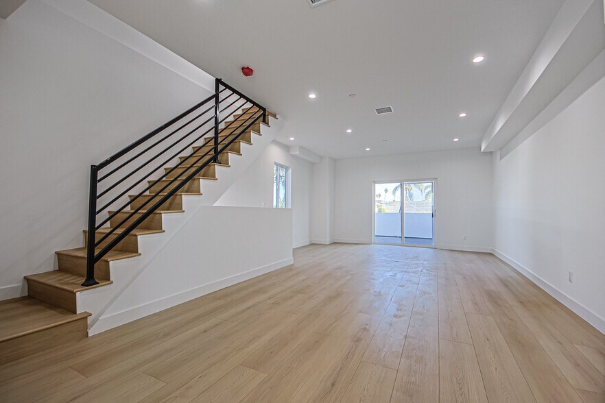 More Photos Of 2404 S Cochran Ave, Los Angeles Apartments For Sale