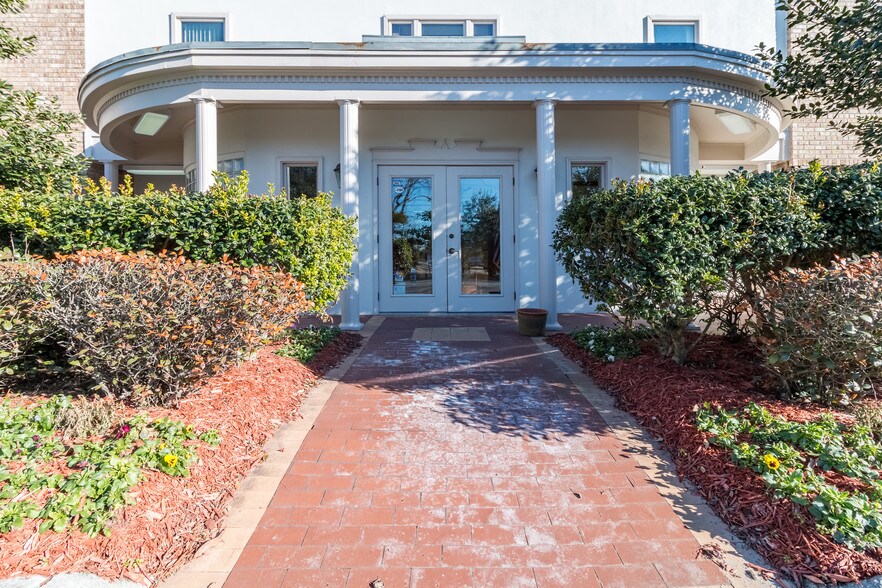 More Photos Of 112 Old Bridge St, Jacksonville Office For Sale