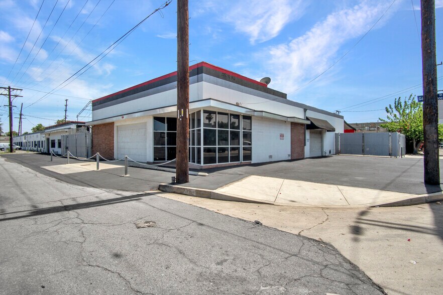More Photos Of 18422-18428 Gault St, Reseda Warehouse For Lease