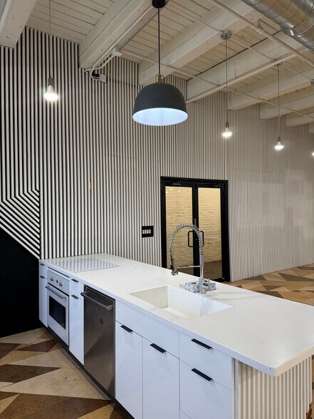 More Photos Of 1821 W Hubbard St, Chicago Loft Creative Space For Lease