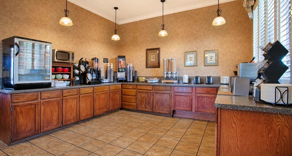 More Photos Of 701 Redwood Dr, Garberville Hotel For Sale