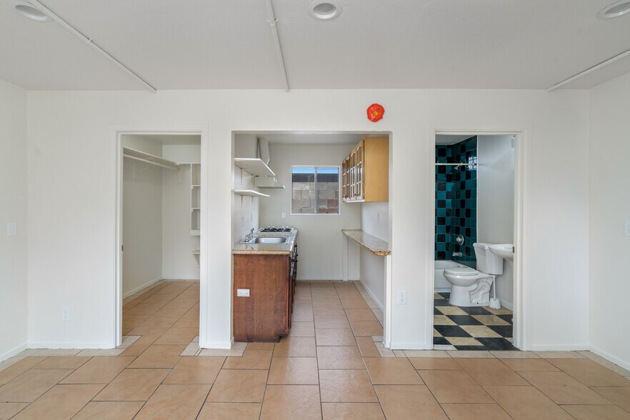 More Photos Of 14646 Kittridge St, Van Nuys Apartments For Sale