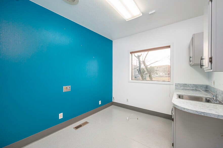 More Photos Of 1336 E Hunter Pl, Moses Lake Office For Sale