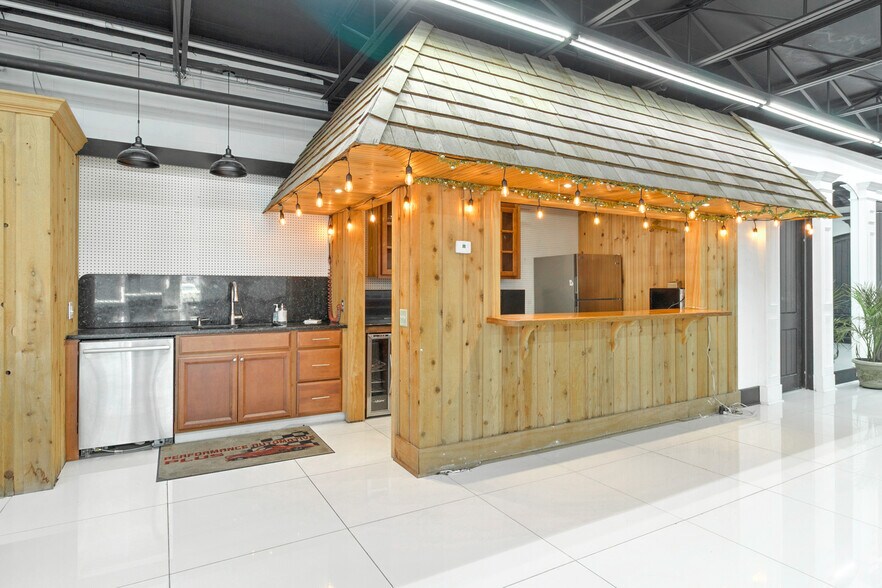 More Photos Of 395 S Ocoee St, Cleveland Showroom For Sale