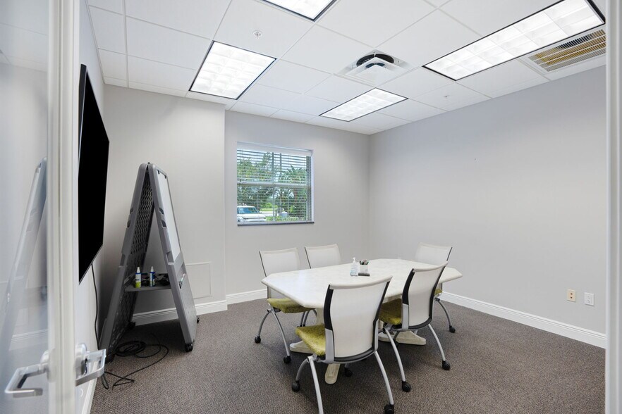 More Photos Of 6341 Porter Rd, Sarasota Light Distribution For Sale