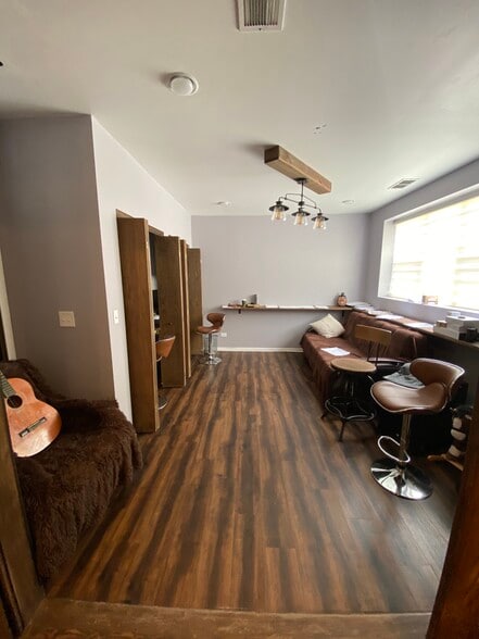 More Photos Of 72-76 N Broadway St, Des Plaines Light Distribution For Sale