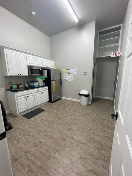 More Photos Of 6932 Highwater Cir, Edmond Light Distribution For Lease