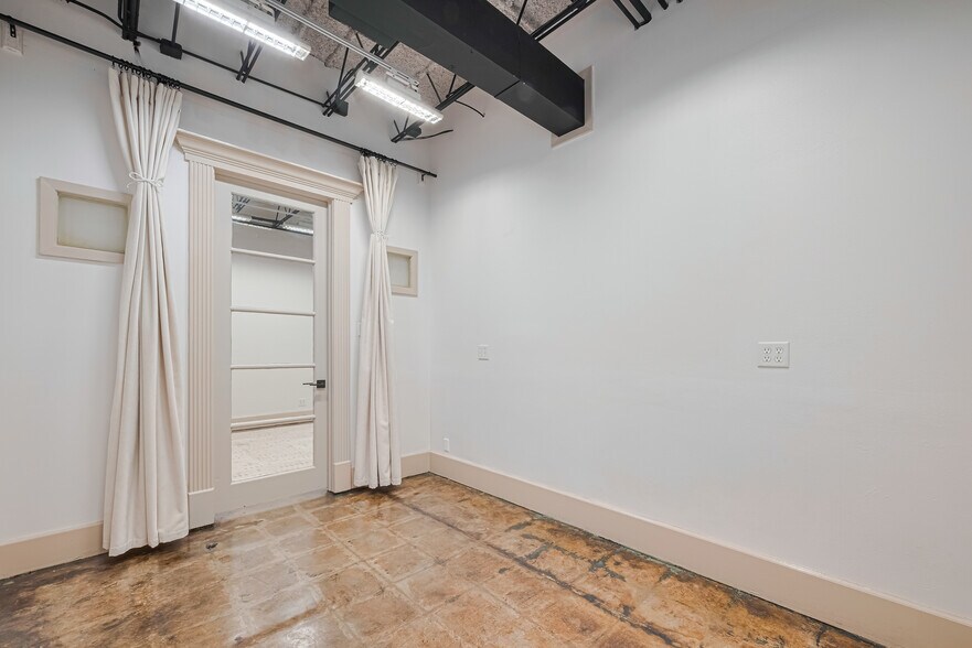 More Photos Of 1920 N Memorial Way, Houston Loft Creative Space For Lease