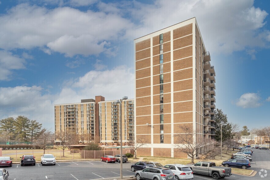 Primary Photo Of 6800 Fleetwood Rd, McLean Apartments For Sale