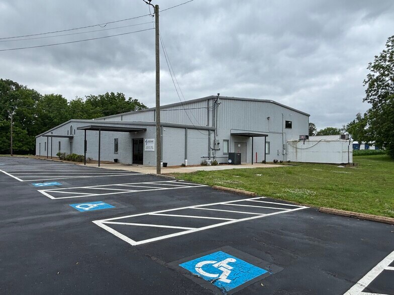 Primary Photo Of 220 Beaver Rd, Munford Sports And Entertainment For Sale