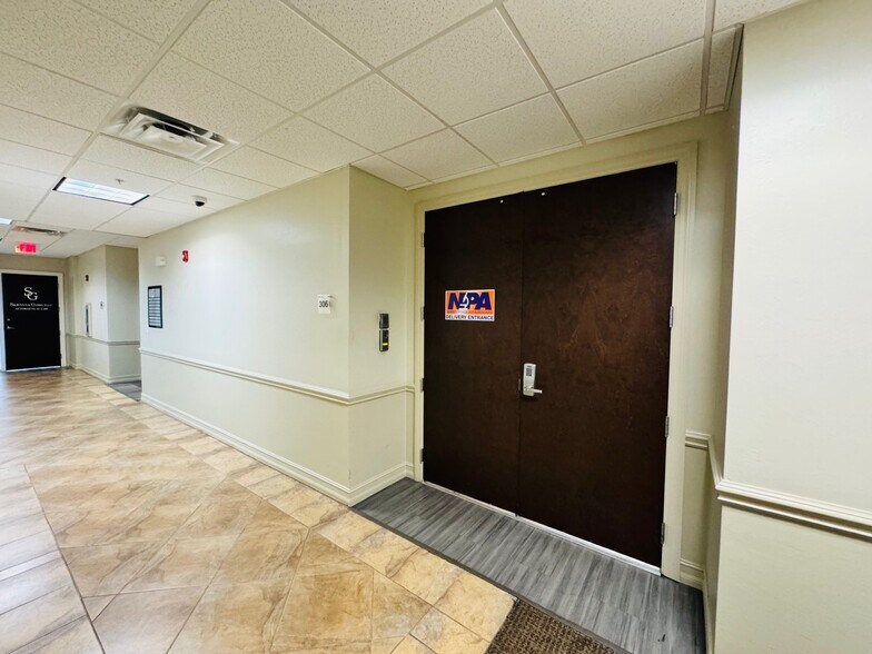 More Photos Of 1110 Pine Ridge Rd, Naples Office For Sale