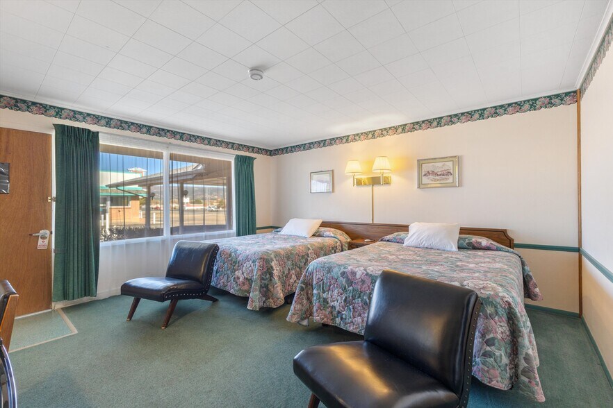 More Photos Of 1354 S 2nd St, Raton Hotel For Sale