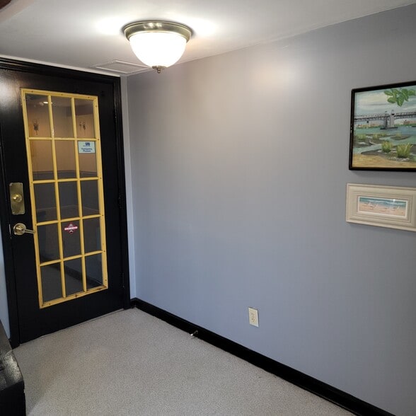 More Photos Of 600 Main St, Riverton Office For Sale