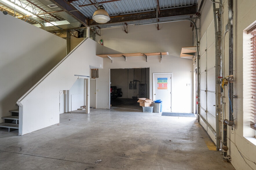 More Photos Of 5025 Dorr St, Toledo Showroom For Sale