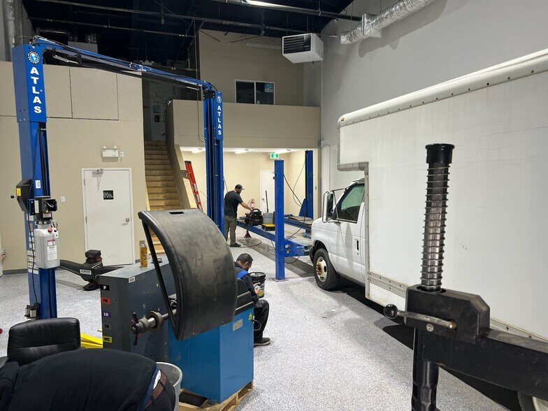 More Photos Of 143 East Lake Blvd NE, Airdrie Warehouse For Lease