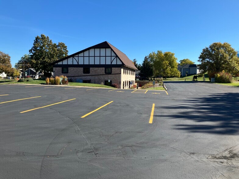 More Photos Of 1305 Chestnut St, West Bend Medical For Lease