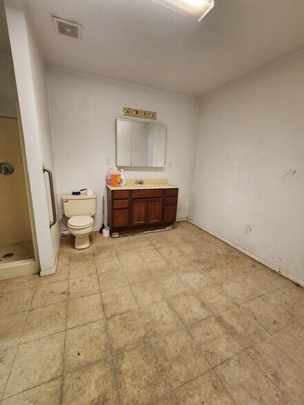 More Photos Of 111 E Maple St, Lamar Flex For Sale