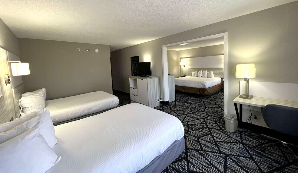 More Photos Of 2002 W War Memorial Dr, Peoria Hotel For Sale