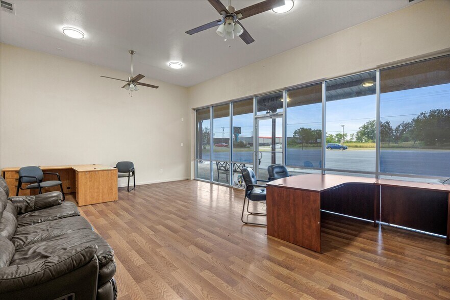 More Photos Of 1817 S Morgan St, Granbury Auto Dealership For Sale