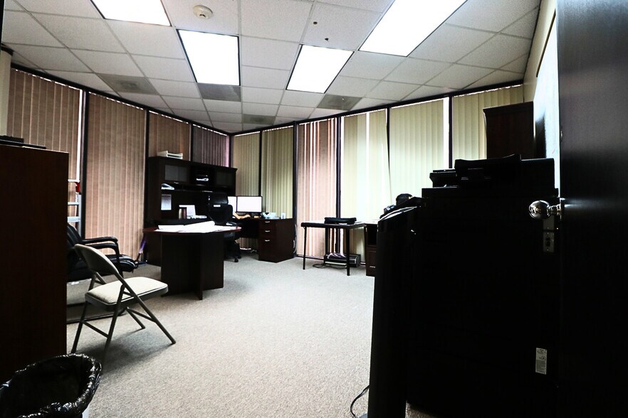 More Photos Of 6100 Corporate Dr, Houston Office For Sale