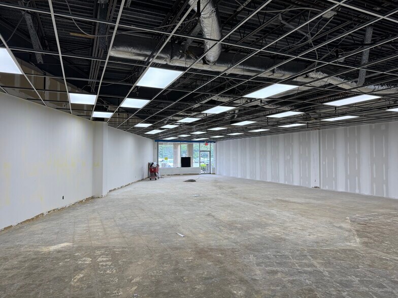 More Photos Of 5640 Sunrise Hwy, Sayville Unknown For Lease