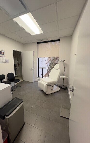 More Photos Of 185-205 Froehlich Farm Blvd, Woodbury Medical For Lease