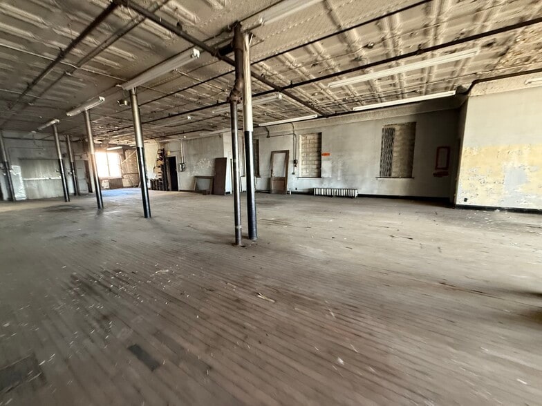 More Photos Of 4611-4613 N Clark St, Chicago Storefront Retail Office For Sale