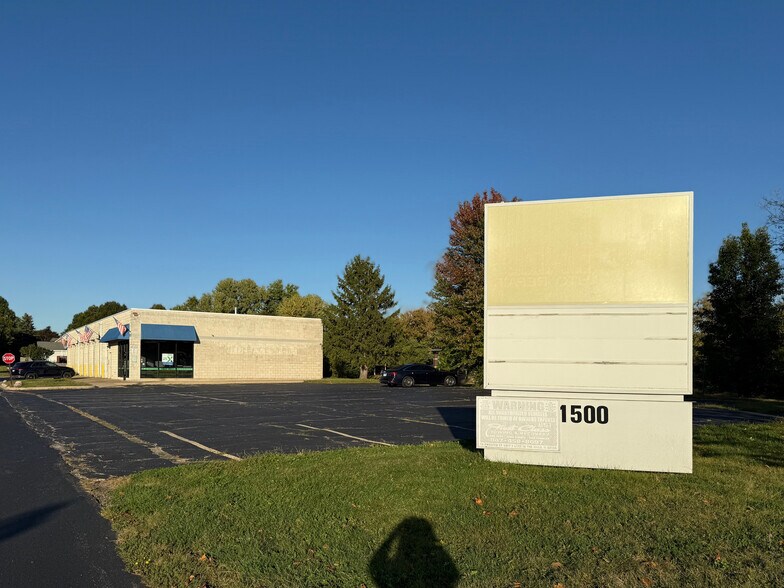 More Photos Of 1500 E Algonquin Rd, Algonquin Auto Repair For Lease