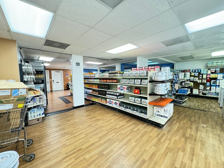 More Photos Of 4370 N Oak Trfy, Kansas City Office For Sale