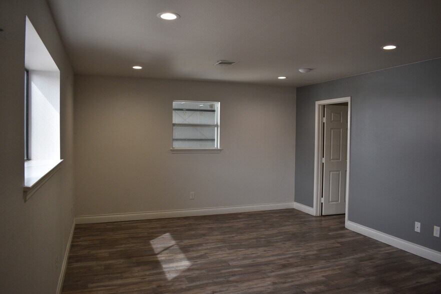 More Photos Of 4402 Rex Rd, Friendswood Unknown For Lease