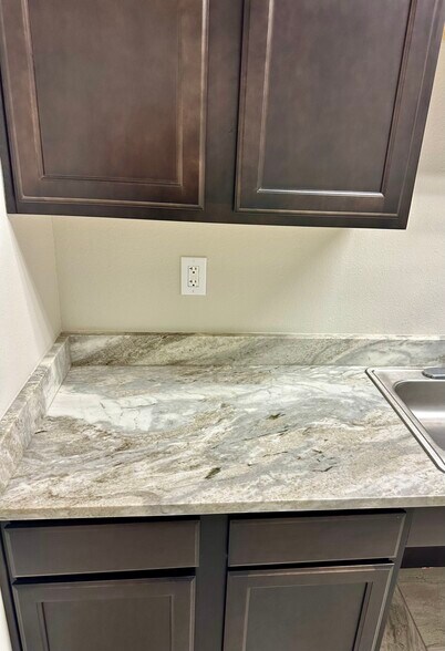 More Photos Of 633 E Fernhurst Dr, Katy Medical For Lease