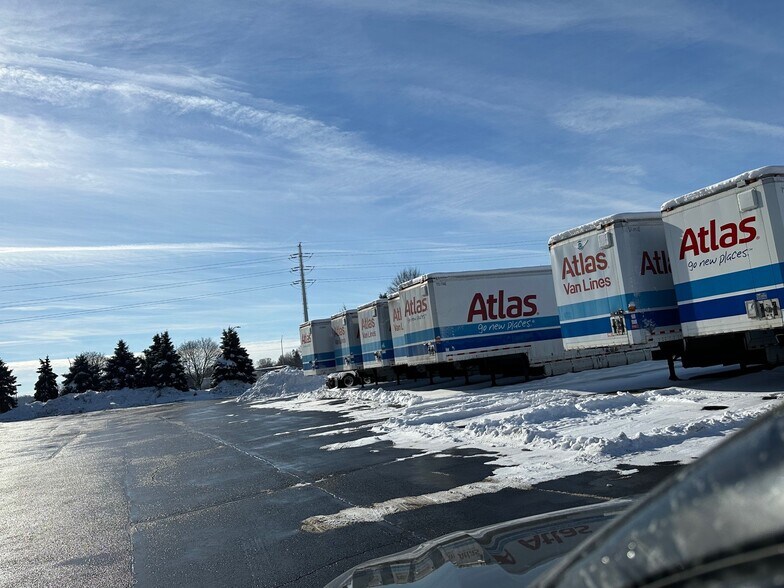 More Photos Of 300 Airport Rd, Elgin Warehouse For Lease