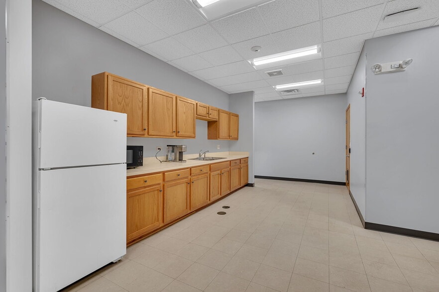 More Photos Of 801 Brian Dr, Crest Hill Light Distribution For Lease