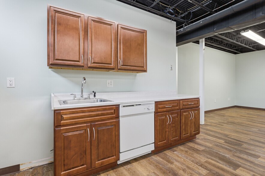 More Photos Of 180 Bear Hill Rd, Waltham Hospital For Lease